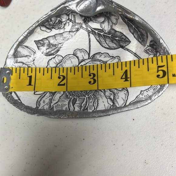 Hand Crafted Black & White Floral Shell Trinket Dish - Picture 3 of 10
